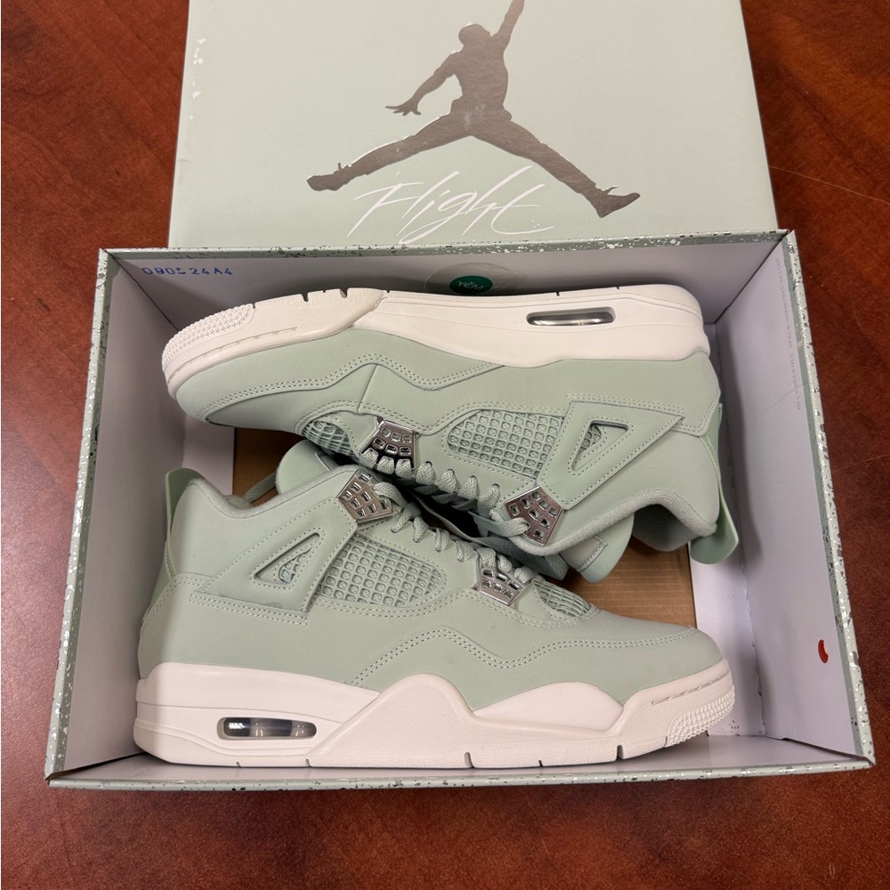BRAND NEW Air Jordan 4 Retro Seafoam HV0823-003
Men's 9.5/Womens 11 new in box